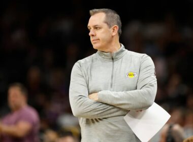 Frank Vogel coaching the Phoenix Suns