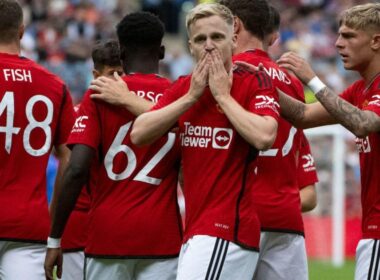 Donny Van de Beek negotiating transfer